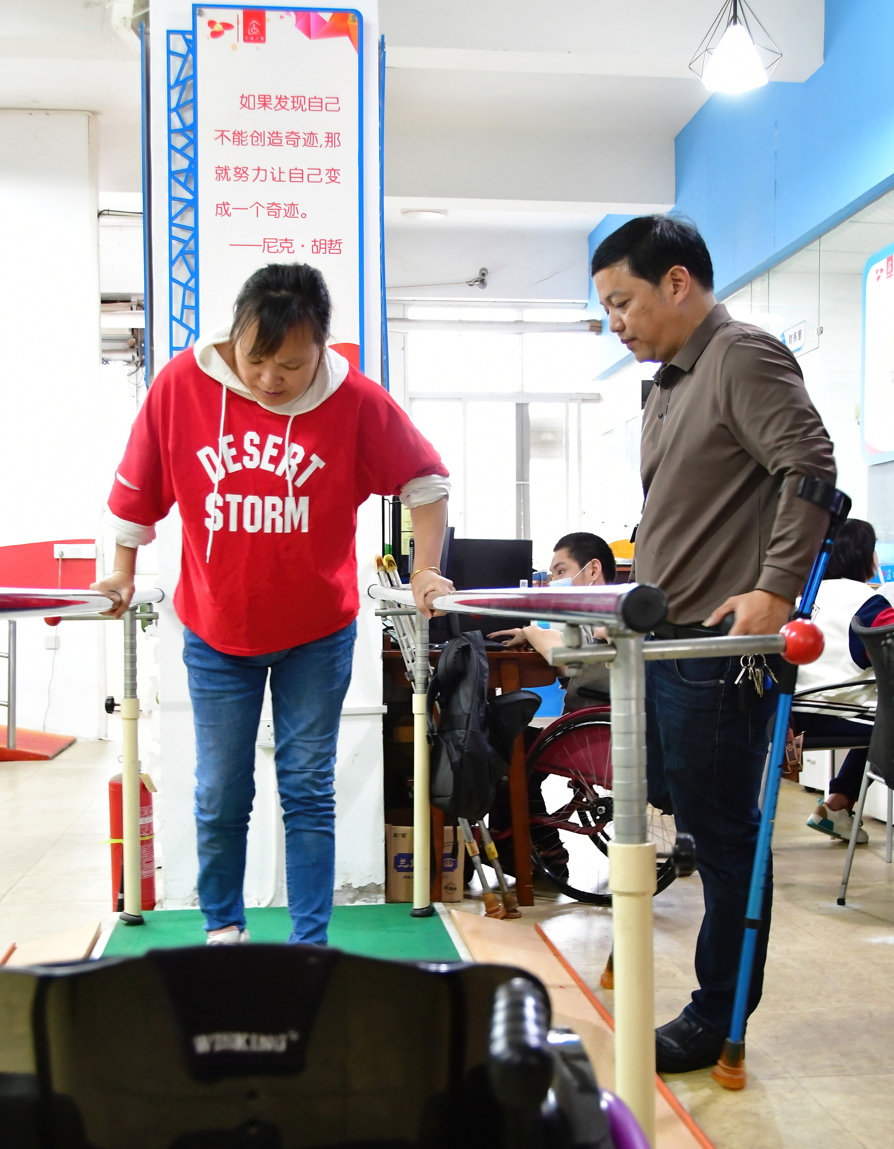 （图片故事）“轮椅跑者”谢启明：用双手“跑”出人生自信