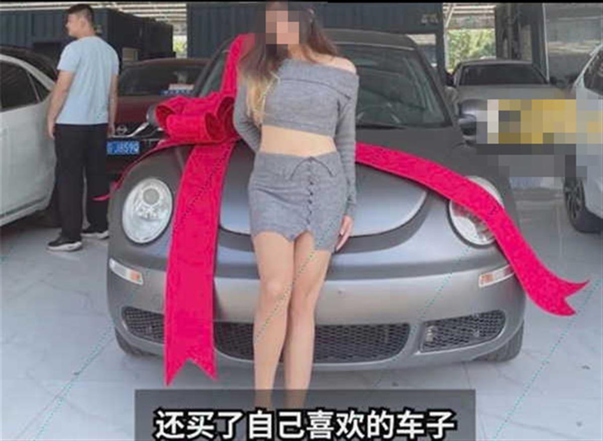 00后女大学生做指甲月入过万,00后大学生创业美甲