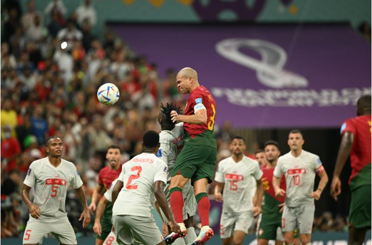 拉莫斯和c罗在欧洲杯再次相遇,西班牙vs葡萄牙拉莫斯为c罗庆祝