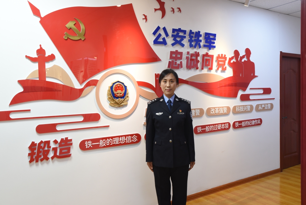 红旗标兵展播丨交警支队市北大队车管分所四级高级警长郝向红：扎根三尺服务台，巾帼建功新时代