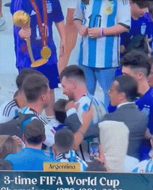 撒盐哥闯进世界杯闭幕式,世界足联对撒盐哥调查