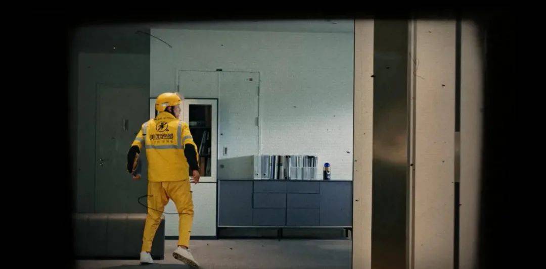 沙雕外壳温暖内核，美团跑腿「跑」进了谁的心里
