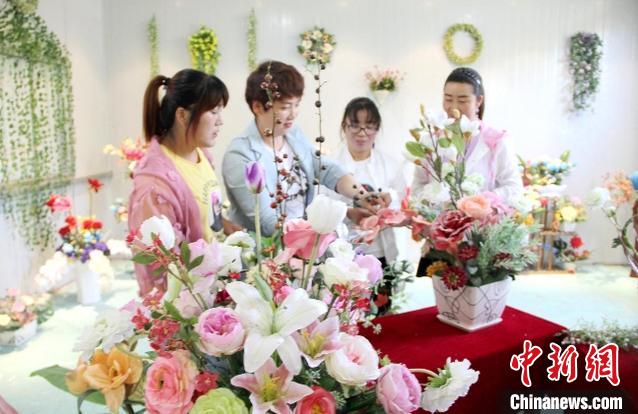 甘肃华亭“巧手女人坊”:仿真花“香飘”海外望来年“春暖花开”