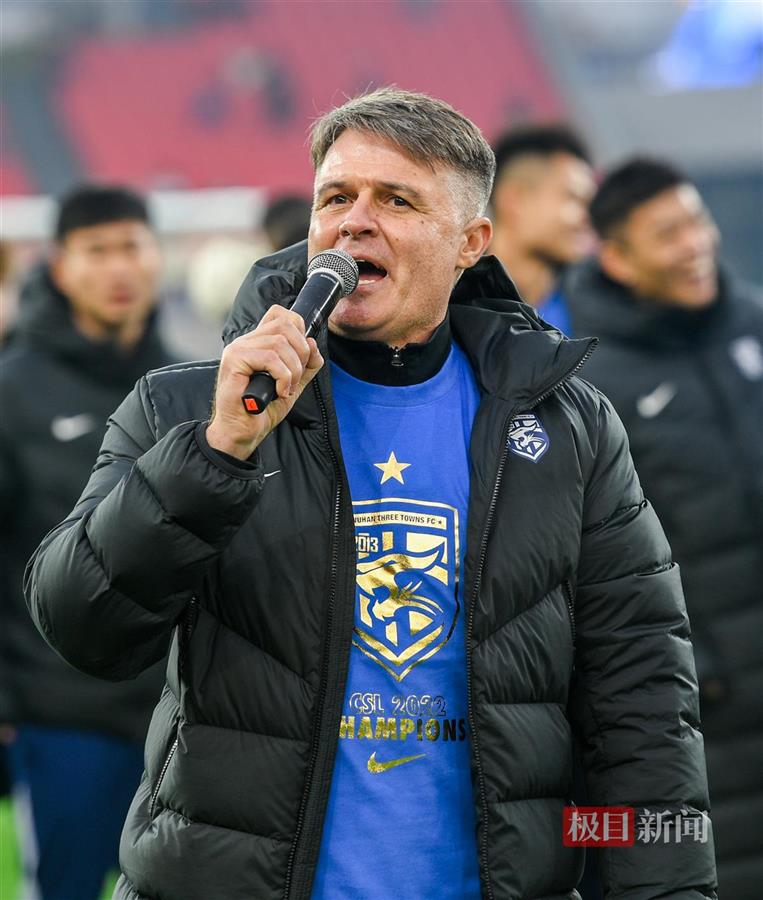 武汉三镇捧起火神杯,武汉三镇冠军奖杯火神杯