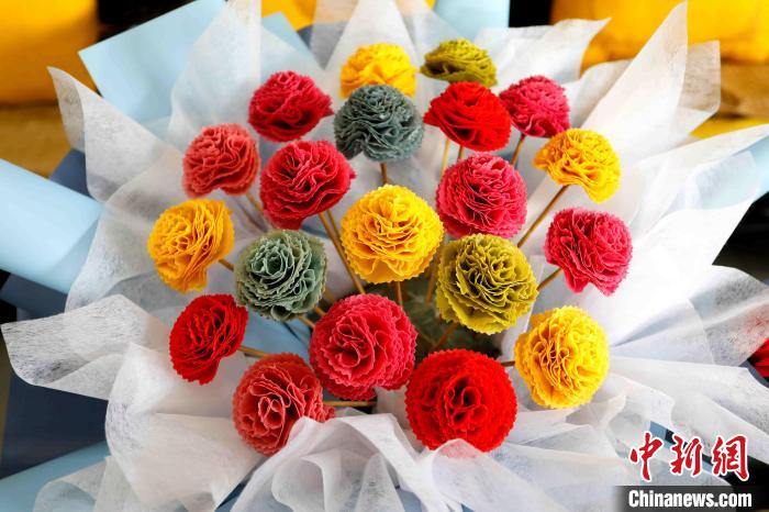 现成的山东煎饼怎么做煎饼果子,好吃的山东煎饼做法摆摊