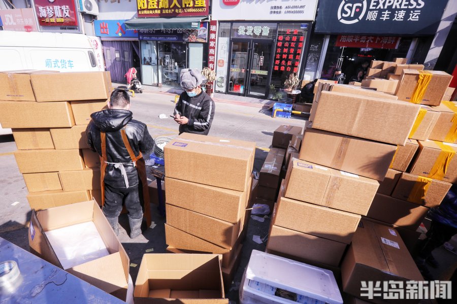 进入腊月门，“快递春运”海鲜唱主角！商家：高档海鲜遇“冷”，平价货更受欢迎