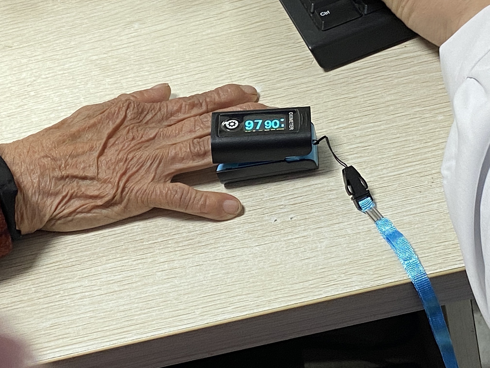 抢新冠药、说服父辈：老人阳了之后，年轻人的焦虑冬季