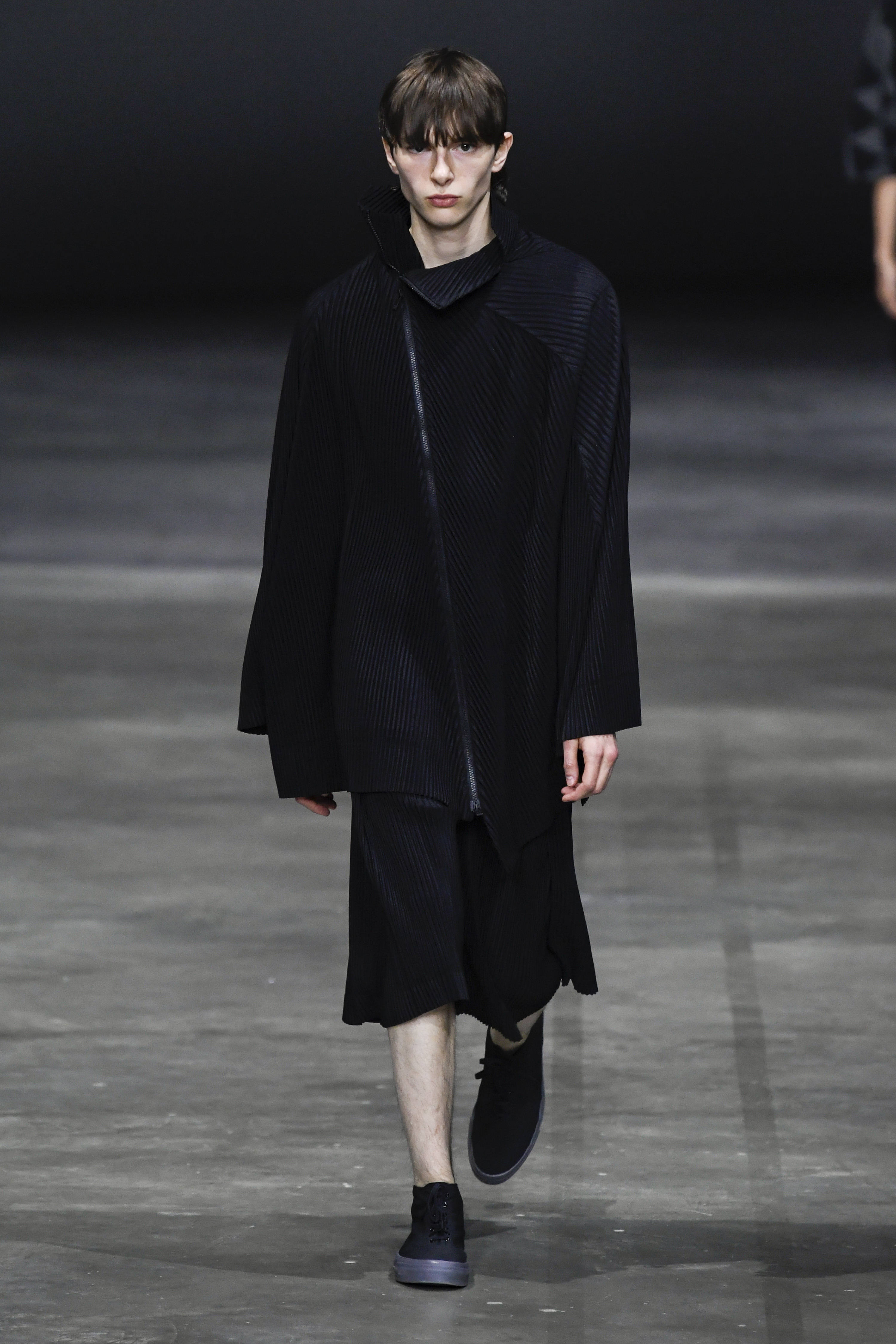 巴黎时装周2023男装秀场,2022夏季流行男装时装秀