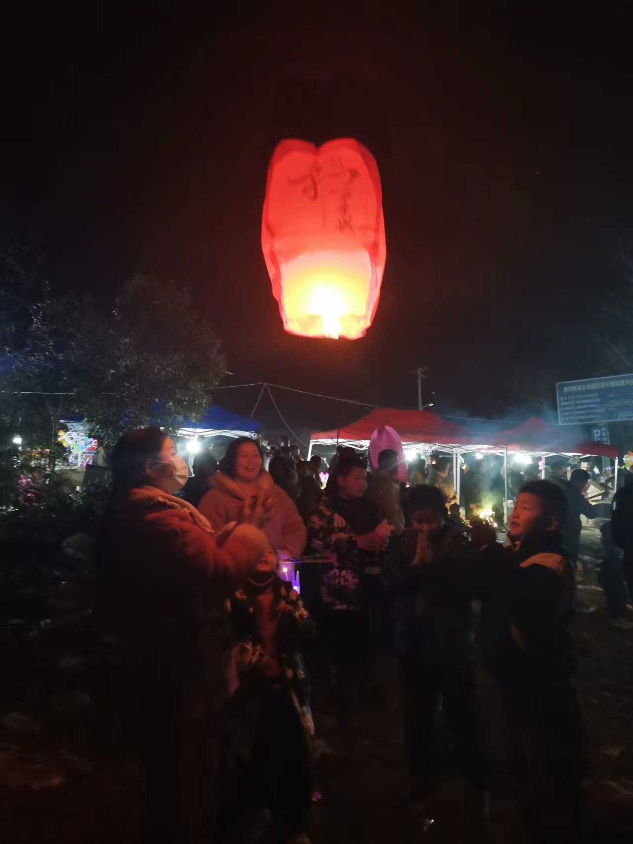 安徽洪河桥镇因烟花走红：河南人的网红打卡地，从元旦开始像过年，烟花放到凌晨3点