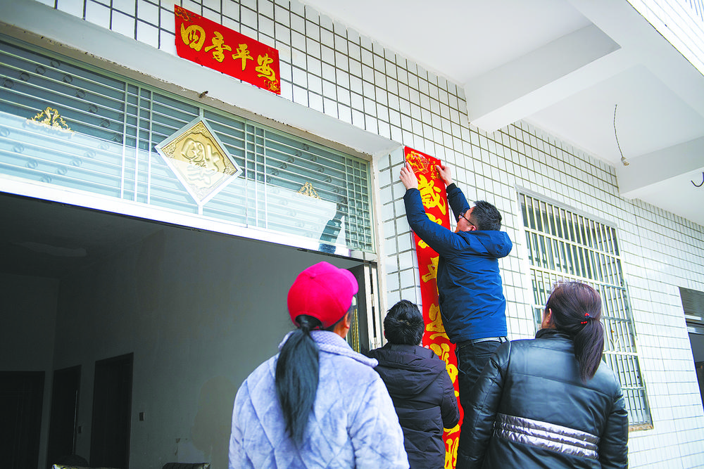 欢欢的小孩贴对联,贴对联欢欢喜喜