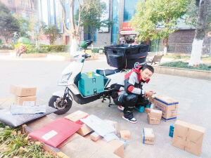 快递春节不打烊人手充足莫担忧,春节快递不打烊小哥坚守岗位