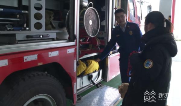 小金毛走丢找警察,小金毛闯进消防队