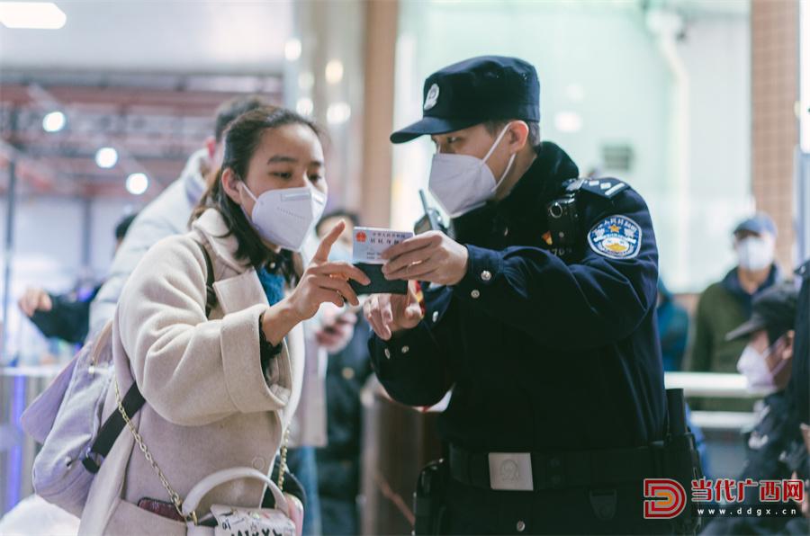 铁警守护旅客回家路,铁警护航旅客节后平安出行