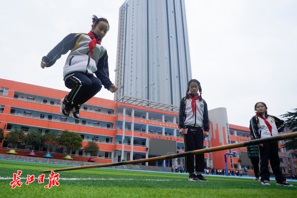 小学推出“百变运动课程”，11岁姐妹花绘制运动画册全校学生人手一份