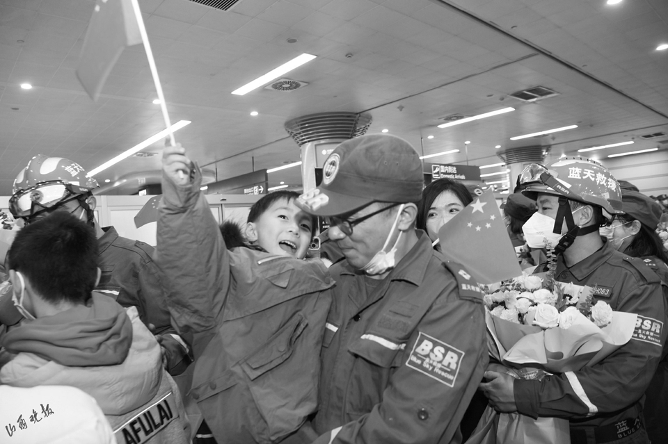 蓝天救援队归来,蓝天救援队员注意安全