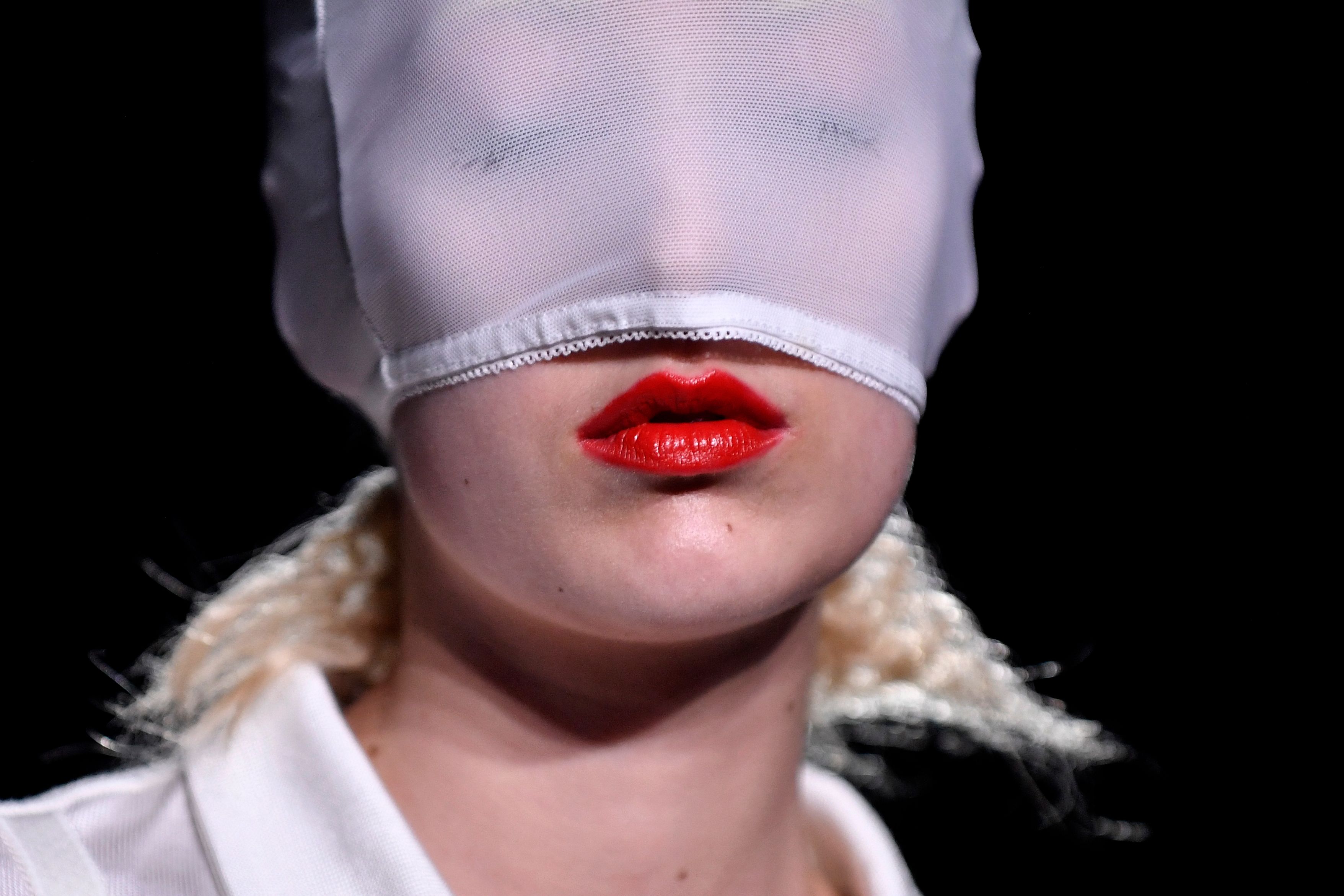 2018夏季国际时装周晚礼服t台秀,时装周红色冬季搭配走秀