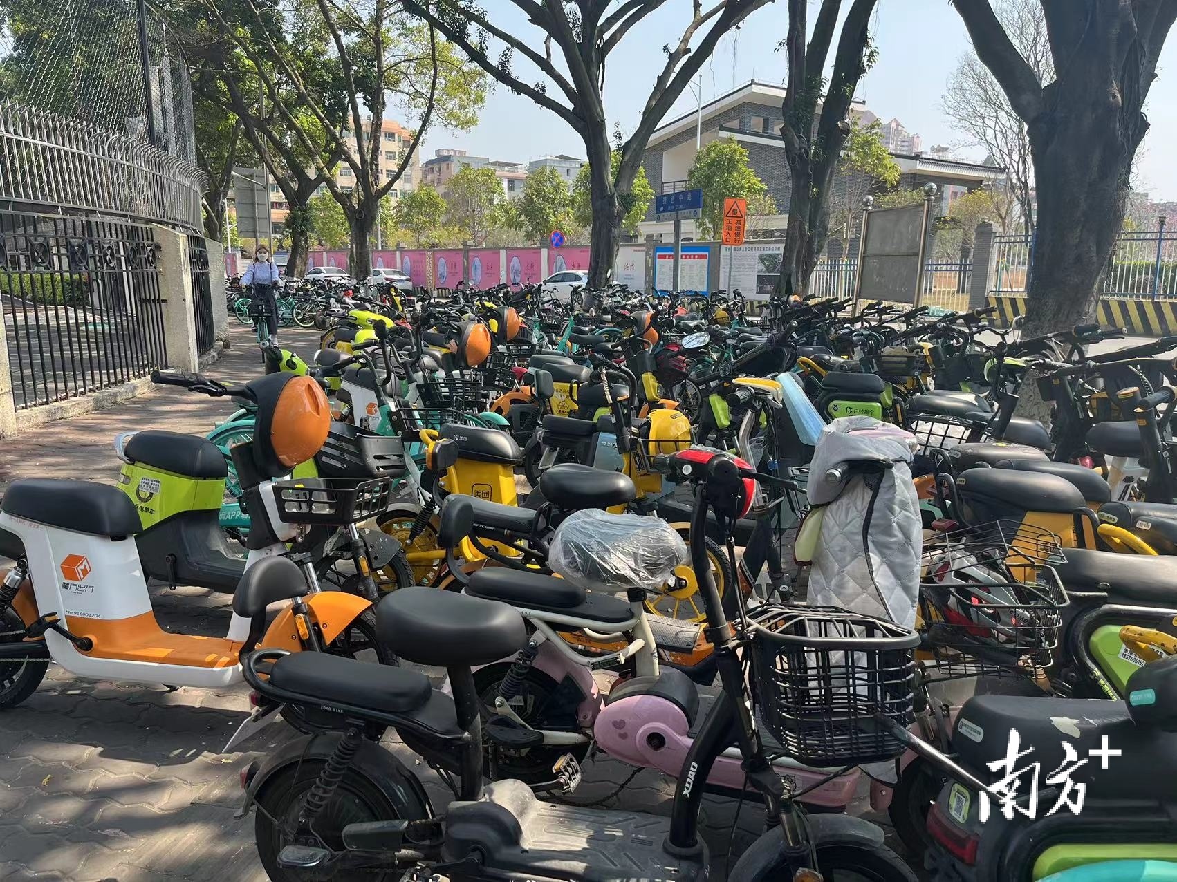 广州共享电单车到处乱停,广州共享电单车一夜不见了