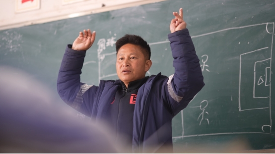 一座匪夷所思的球场和一位朴素的校长