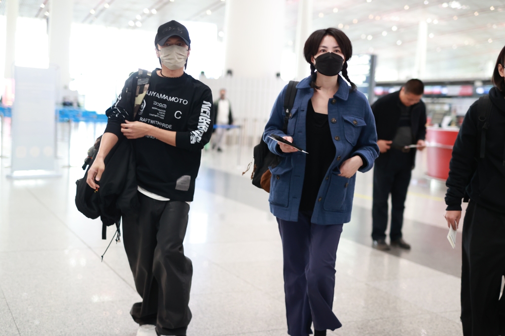 王菲谢霆锋机场重现世纪牵手,王菲谢霆锋2000年6月牵手视频