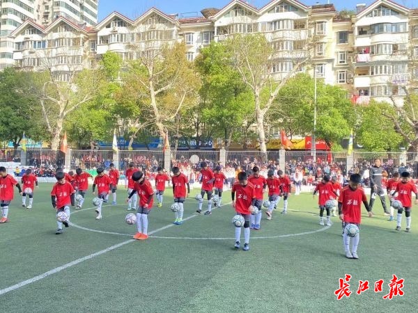 大人和小孩比赛踢球,大人和小孩踢球比赛