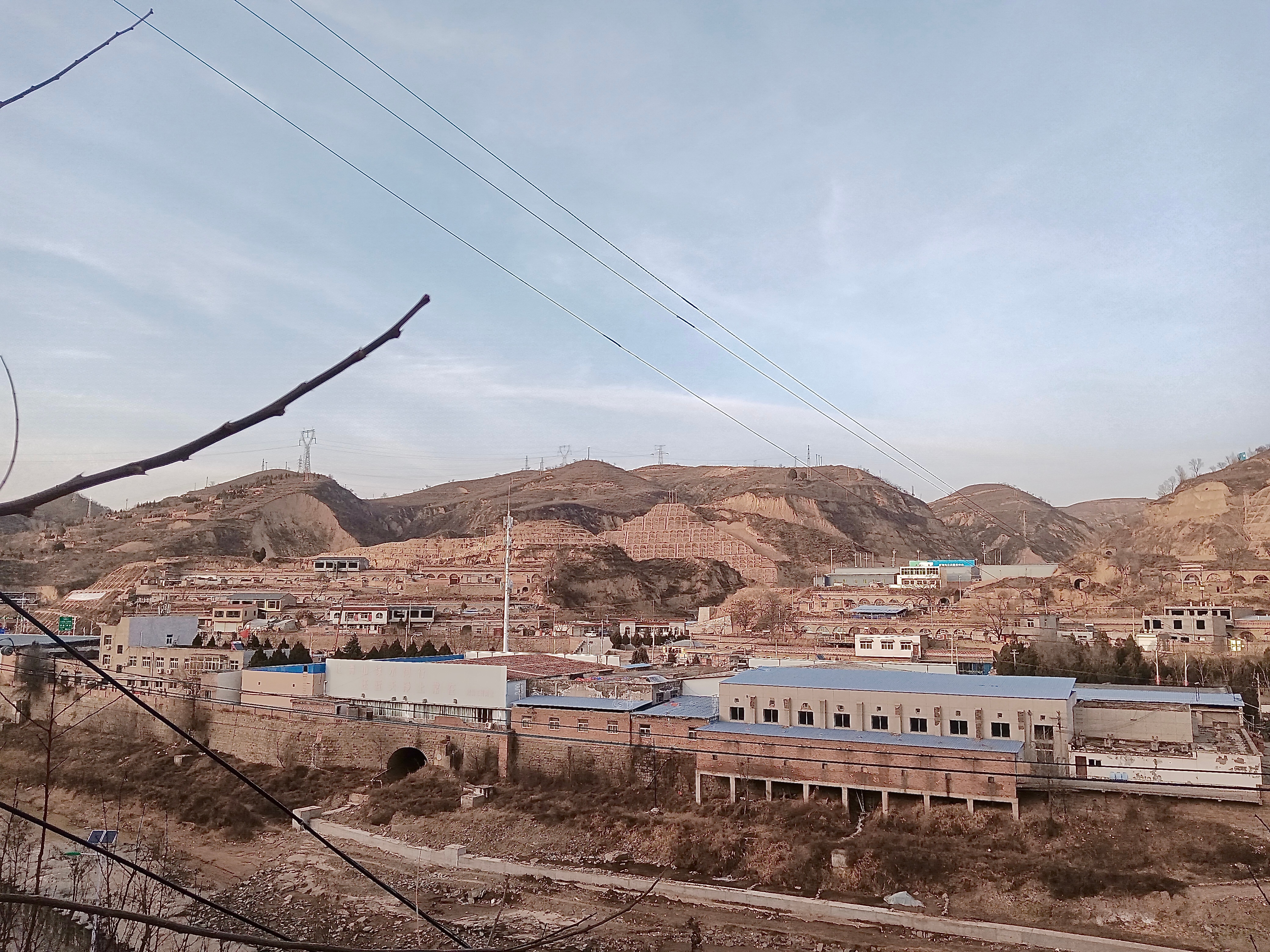 我在县城“喂”AI:曾经家门口就能月入过万,如今面临学历天花板