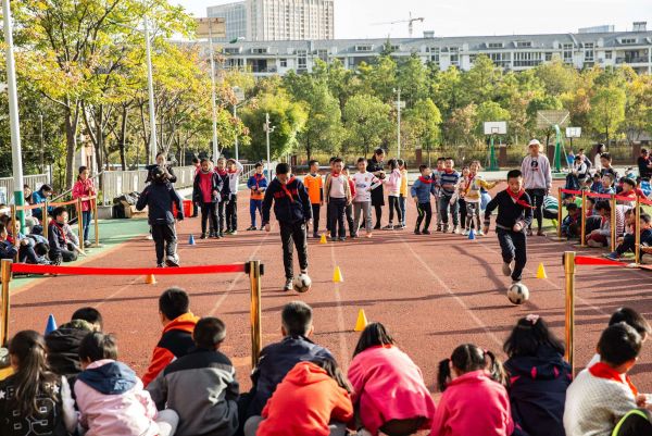 每天足球训练视频小学生,每周一节足球课