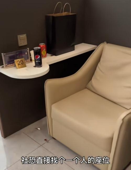 极限薅羊毛？大学生花29元买高铁商务座，零食畅吃还送45元盒饭