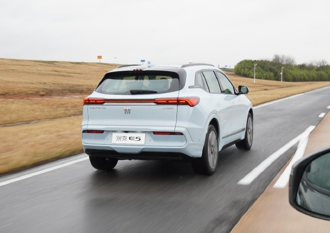 燃油车初次体验新能源车感受,燃油版混动版驾驶体验