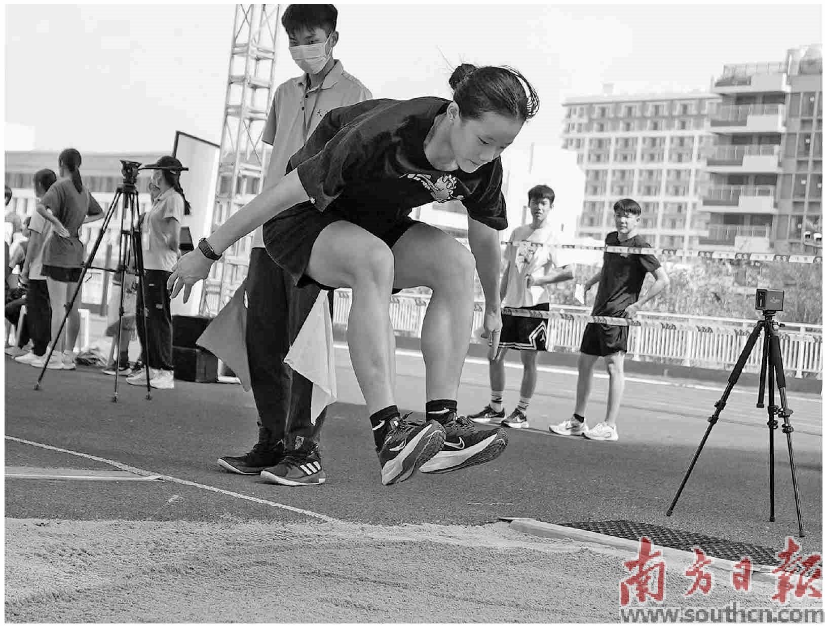 考体育跳绳和足球哪个好考,中考体育项目选足球还是跳绳