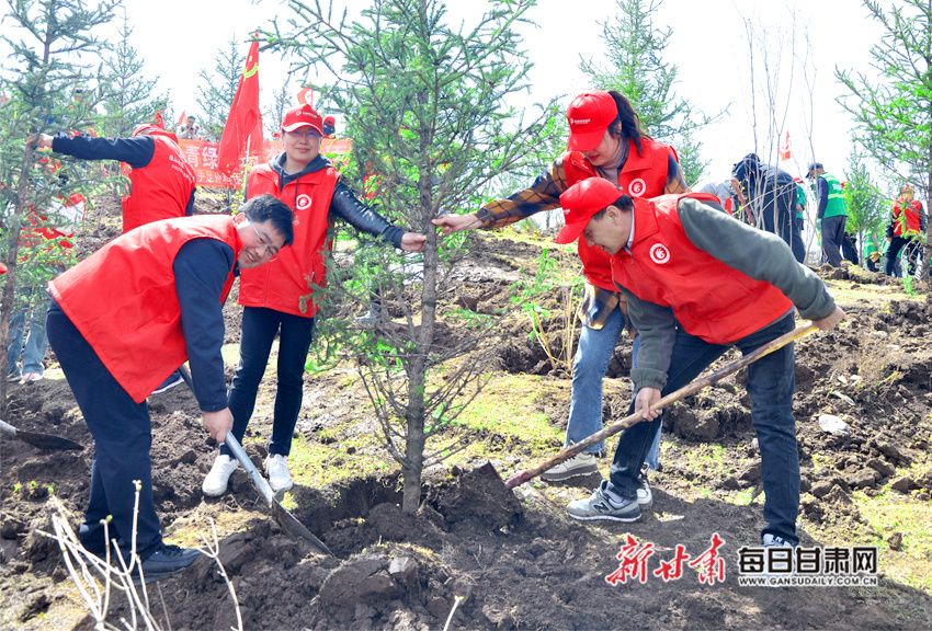 “植”此青绿“手足”情深兰州手足外科医院助力2023甘肃植树公益行