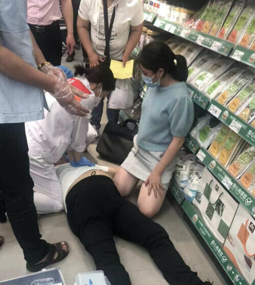 她的膝盖跪紫了，网友希望她“万紫千红”……