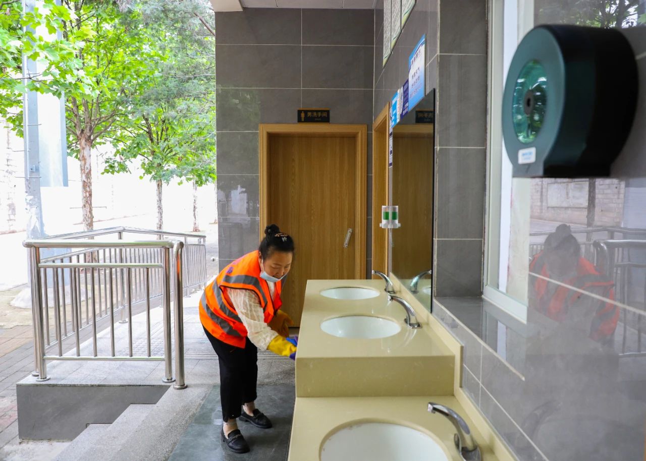 小厕所大民生公厕里的温暖,小公厕大文明