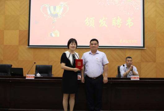 推进第二课堂建设，激活育人“新引擎”！泉州经贸职业技术学院明德大讲堂文学讲座开讲~