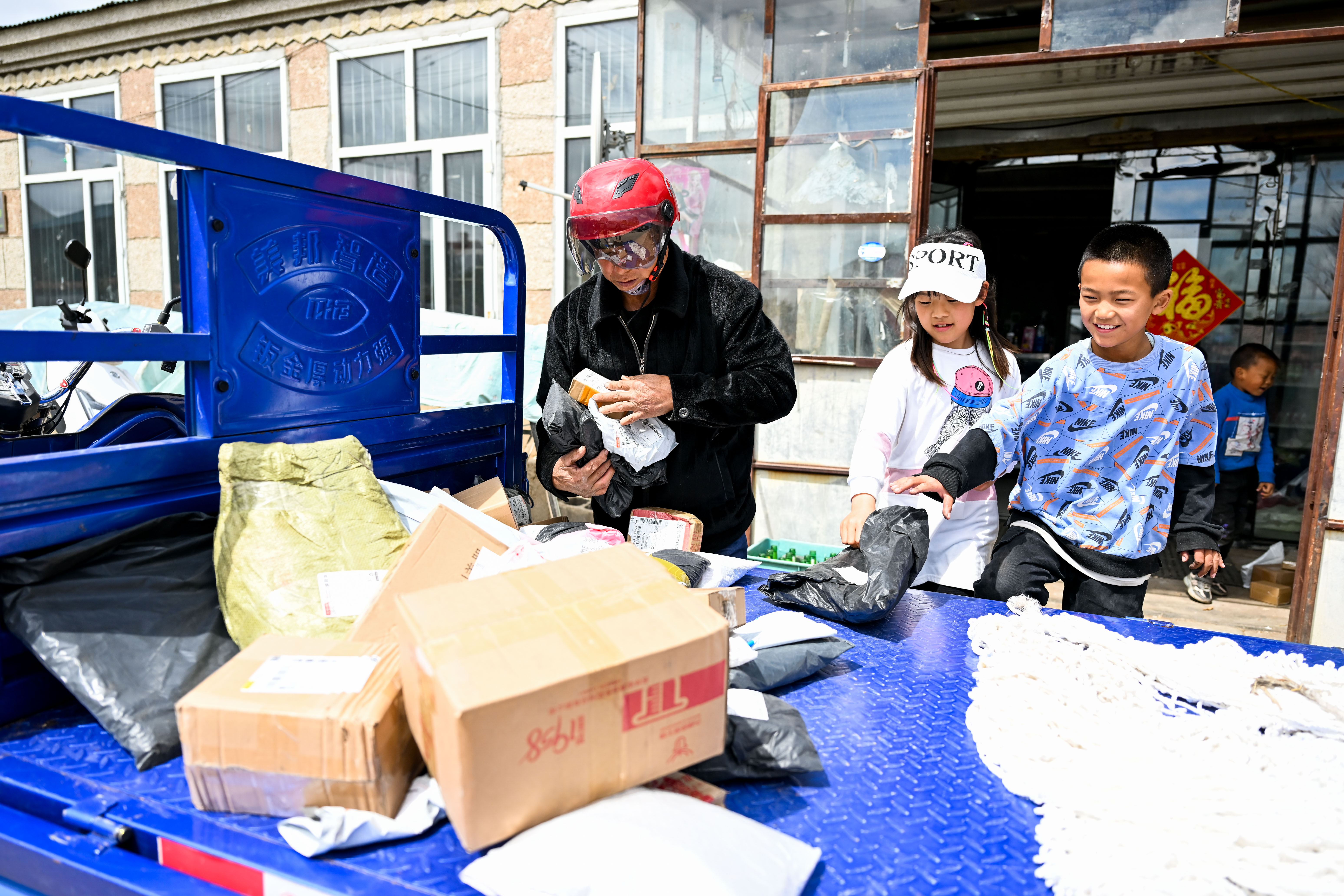 （图片故事）来自“快递爷爷”的暖心快递