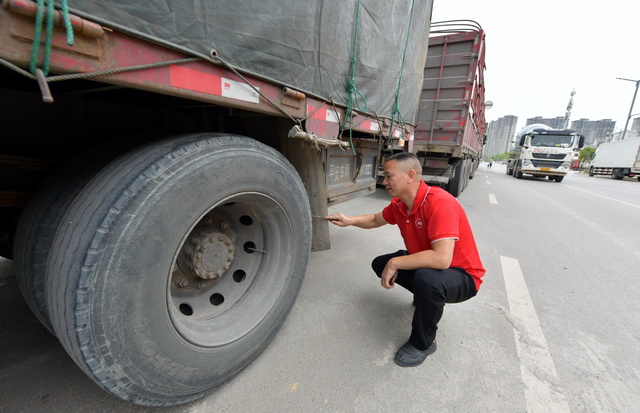 最大的困难就是没钱,货车司机靠什么找货