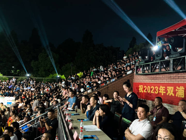 乡村全场篮球比赛,村公所篮球赛观众爆满