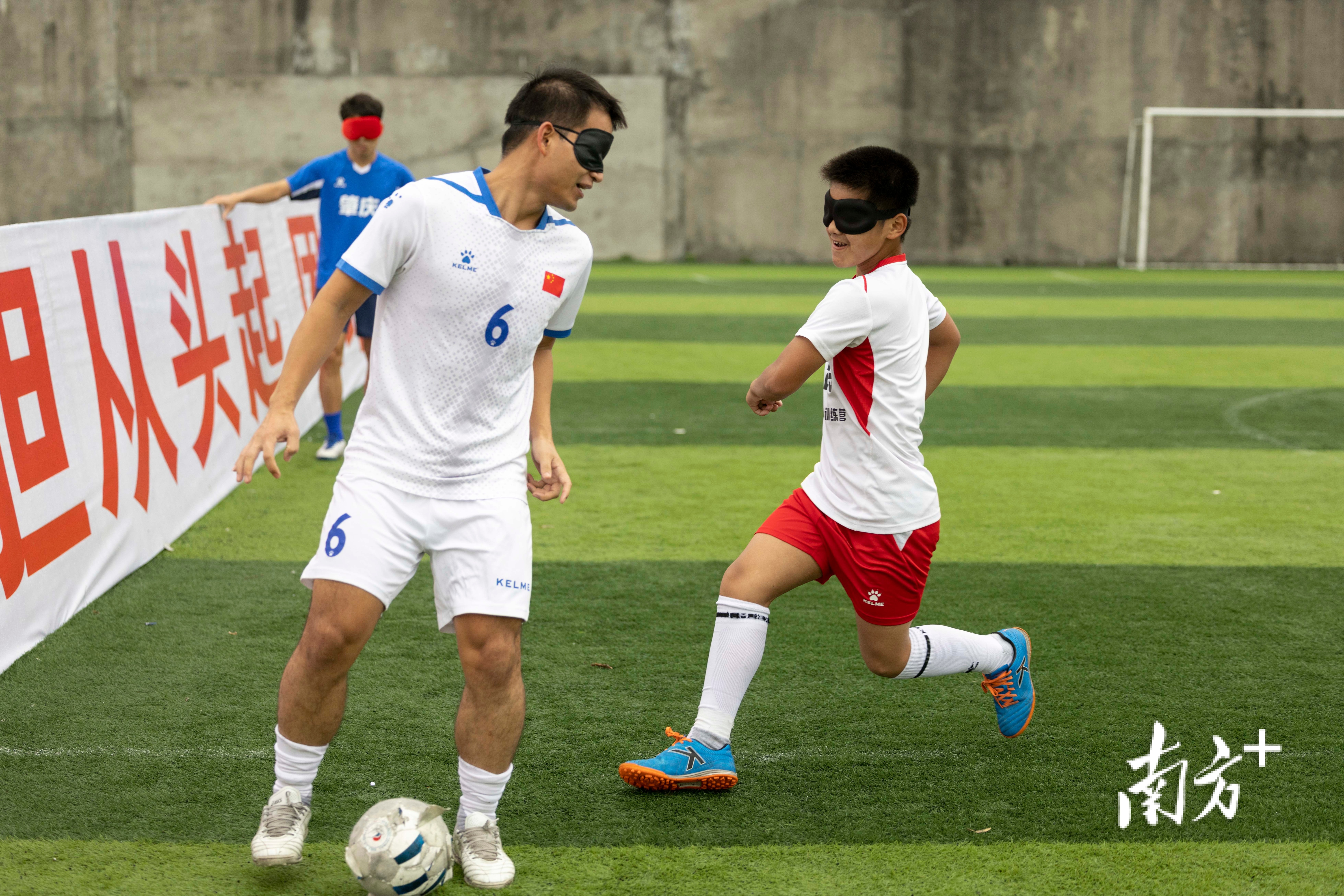 看不见的绿茵场上，听风驰骋踢向“光明”｜视界