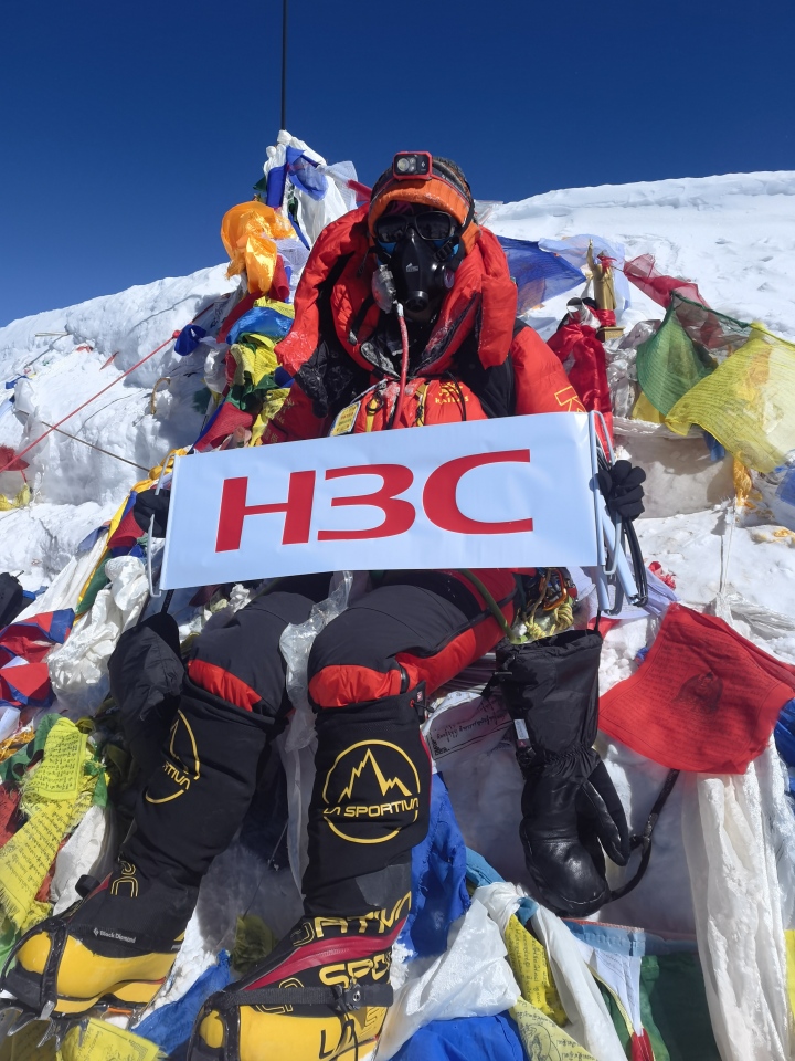 致敬勇敢的爬山女士,登顶珠峰的女将致敬勇者归来