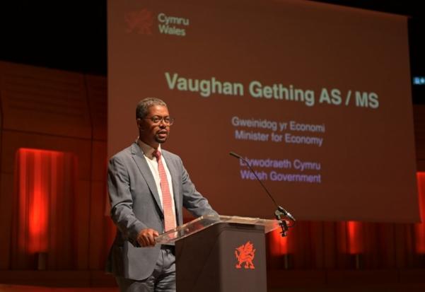 英国宣布550亿英镑财政紧缩方案,英国政府宣布减税等经济刺激措施