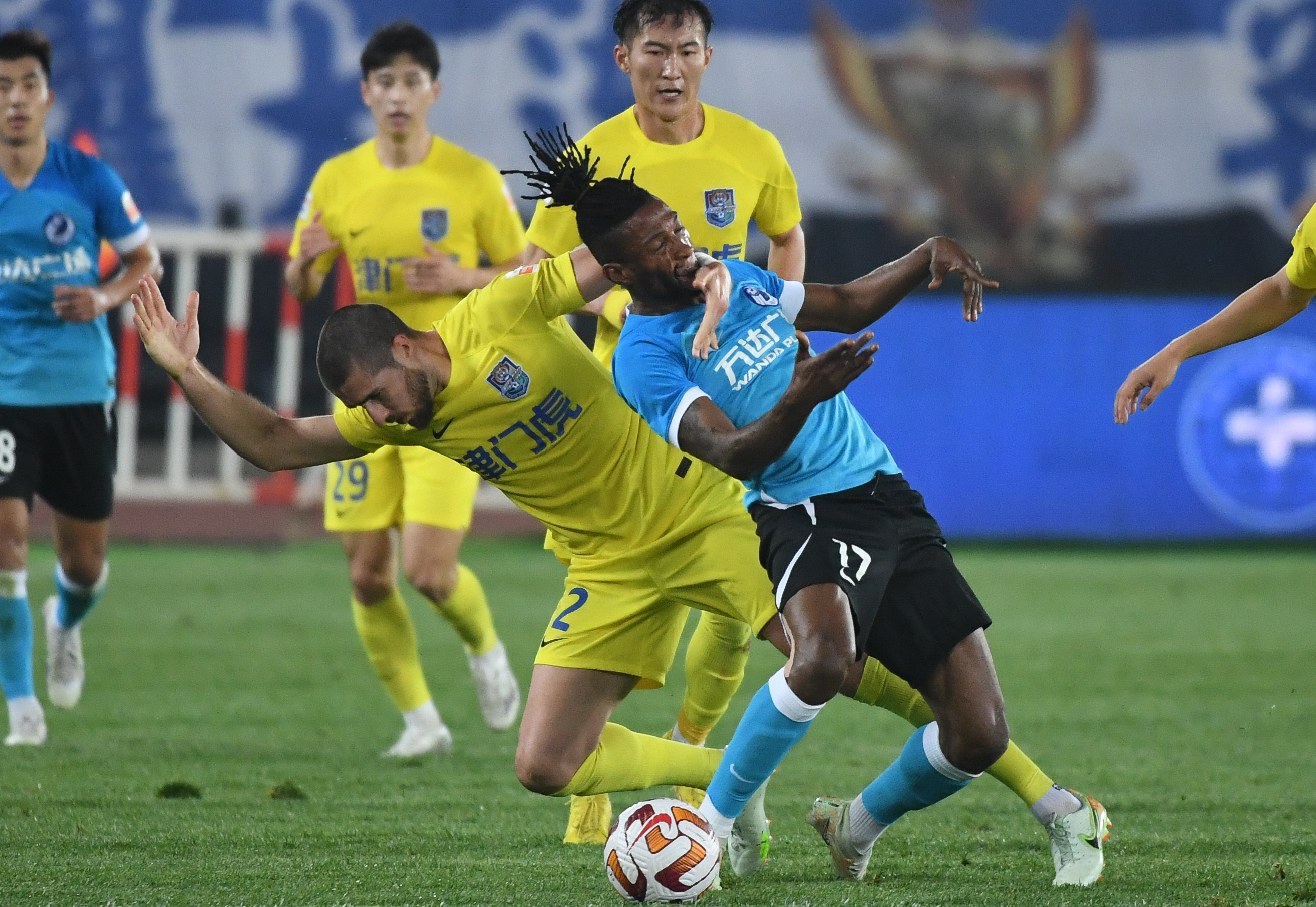 中超津门虎不敌山东泰山,中超大连人vs天津津门虎