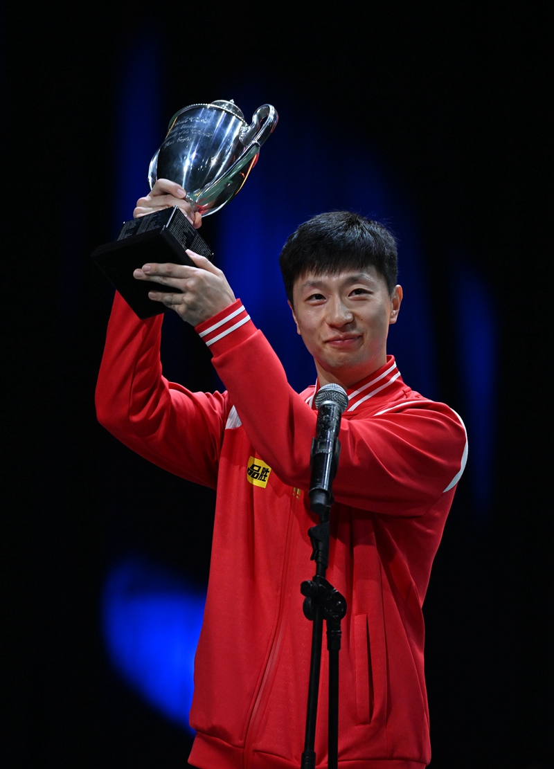 圣勃莱德杯马龙捧杯照片,马龙获圣勃莱德复刻杯国外祝贺