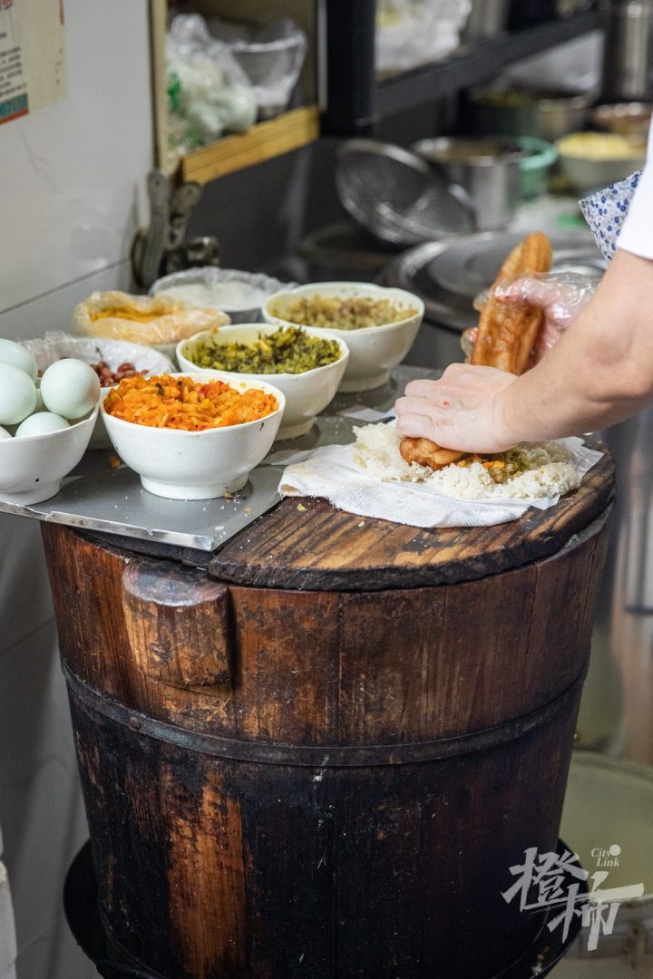 橙柿视觉丨杭州这家人均10元的烧饼油条店，凭什么能入选“米其林”？今早我们去探了探