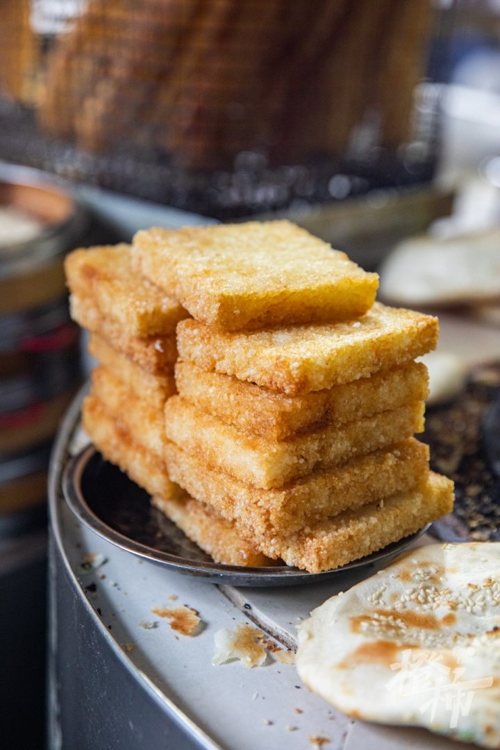 橙柿视觉丨杭州这家人均10元的烧饼油条店，凭什么能入选“米其林”？今早我们去探了探