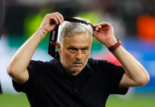 草根主帅力压名帅穆里尼奥夺冠，他还有一段中国情缘