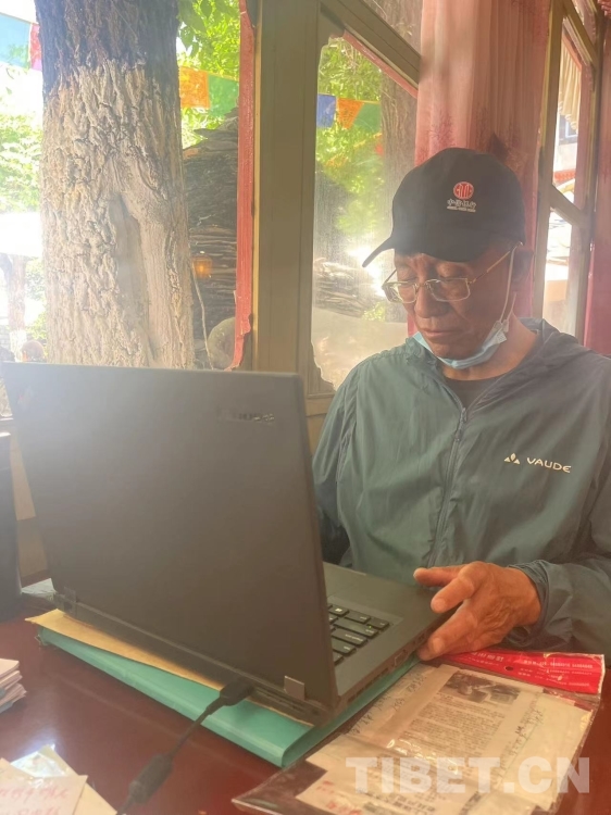 干部老群为“生日”准备的特殊礼物