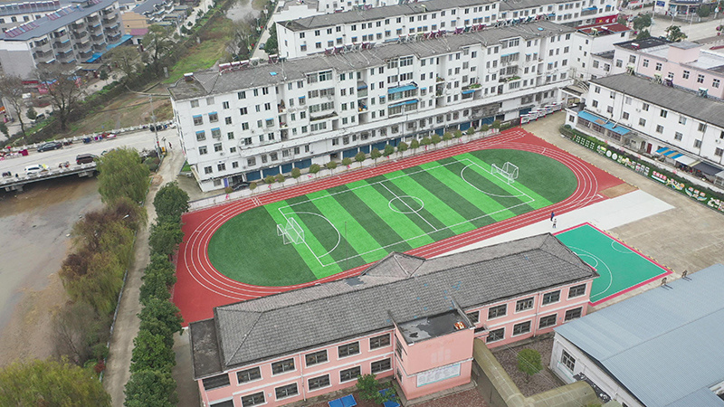 大别山深处，爱足球的孩子再也不怕摔