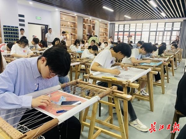 汉绣进大学校园，一群“男绣郎”穿针引线传承非遗
