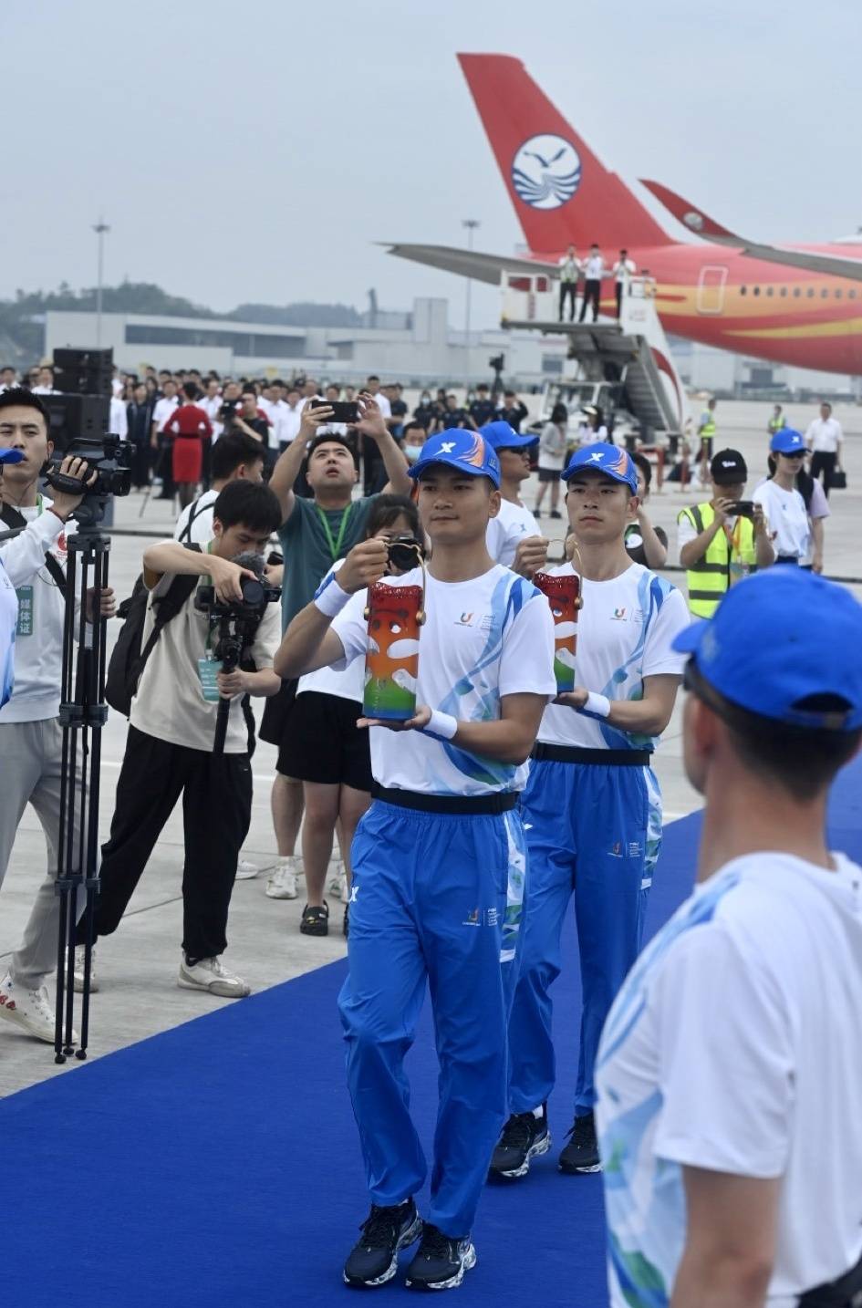 成都大运会火炬传递在京启航,成都大运会火炬传递在北大开启