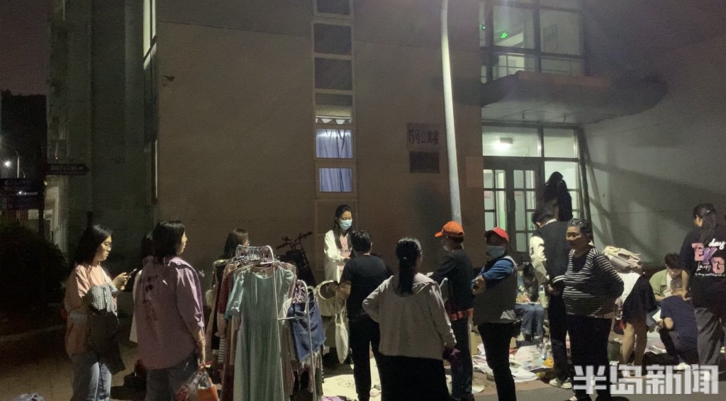 男生卖书和电子设备，女生卖日用品、化妆品……高校毕业“跳蚤市场”重启，把“带不走的青春”留给有缘人