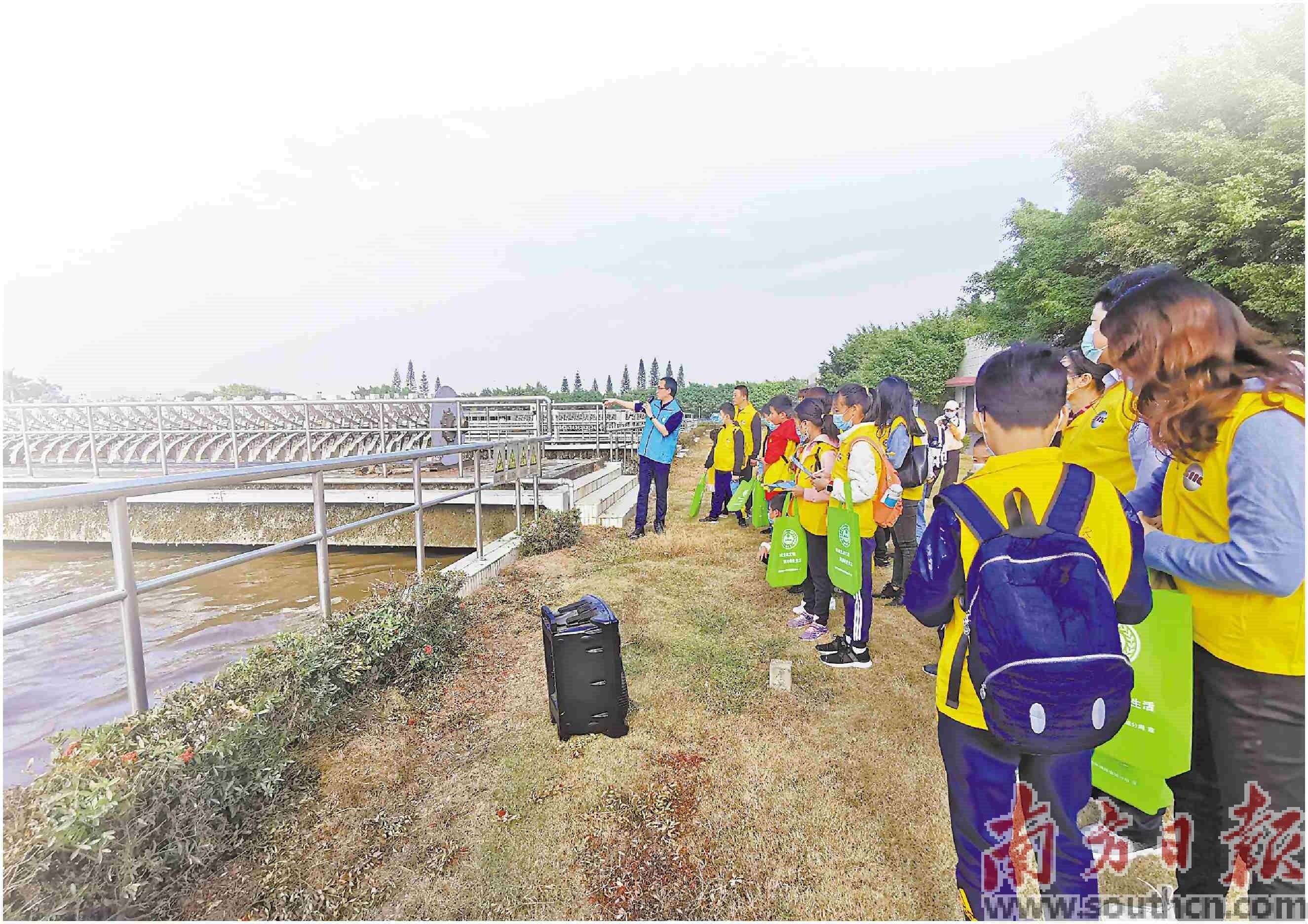 打好蓝天碧水净土保卫战英语,打好蓝天碧水净土保卫战让天更蓝